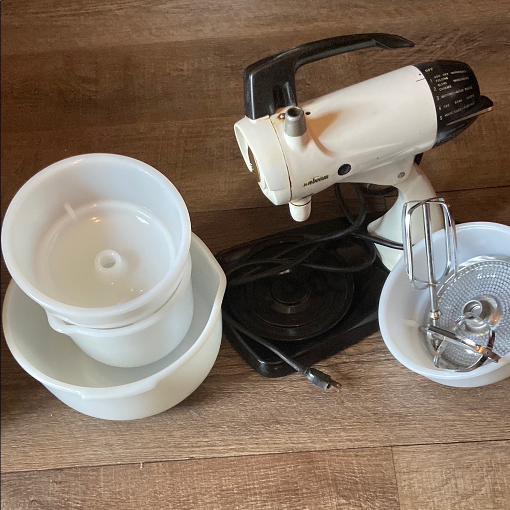 Vintage Sunbeam Mixer 12 speed with bowels